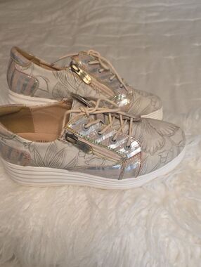 L'Artiste Spring Step Iridescent Gray Floral Platform Lace-Up Sneakers Size 36